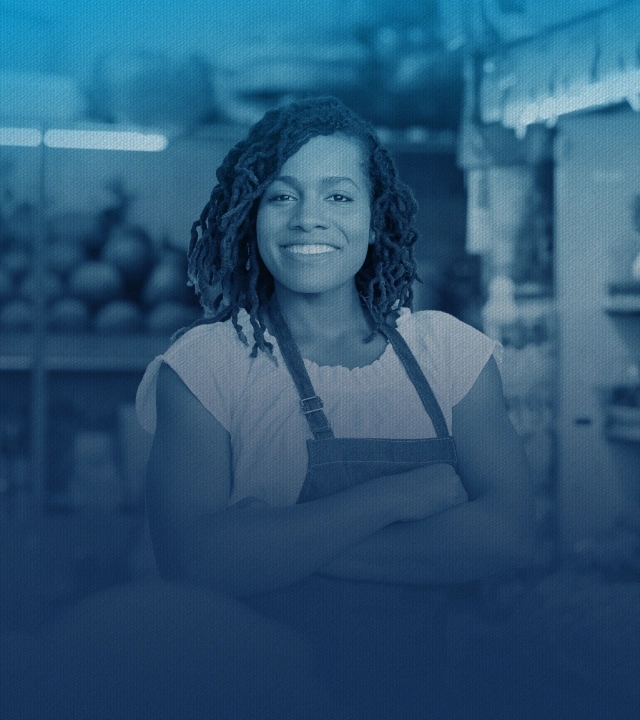 Imagem de mulher sorrindo com um cartão na mão